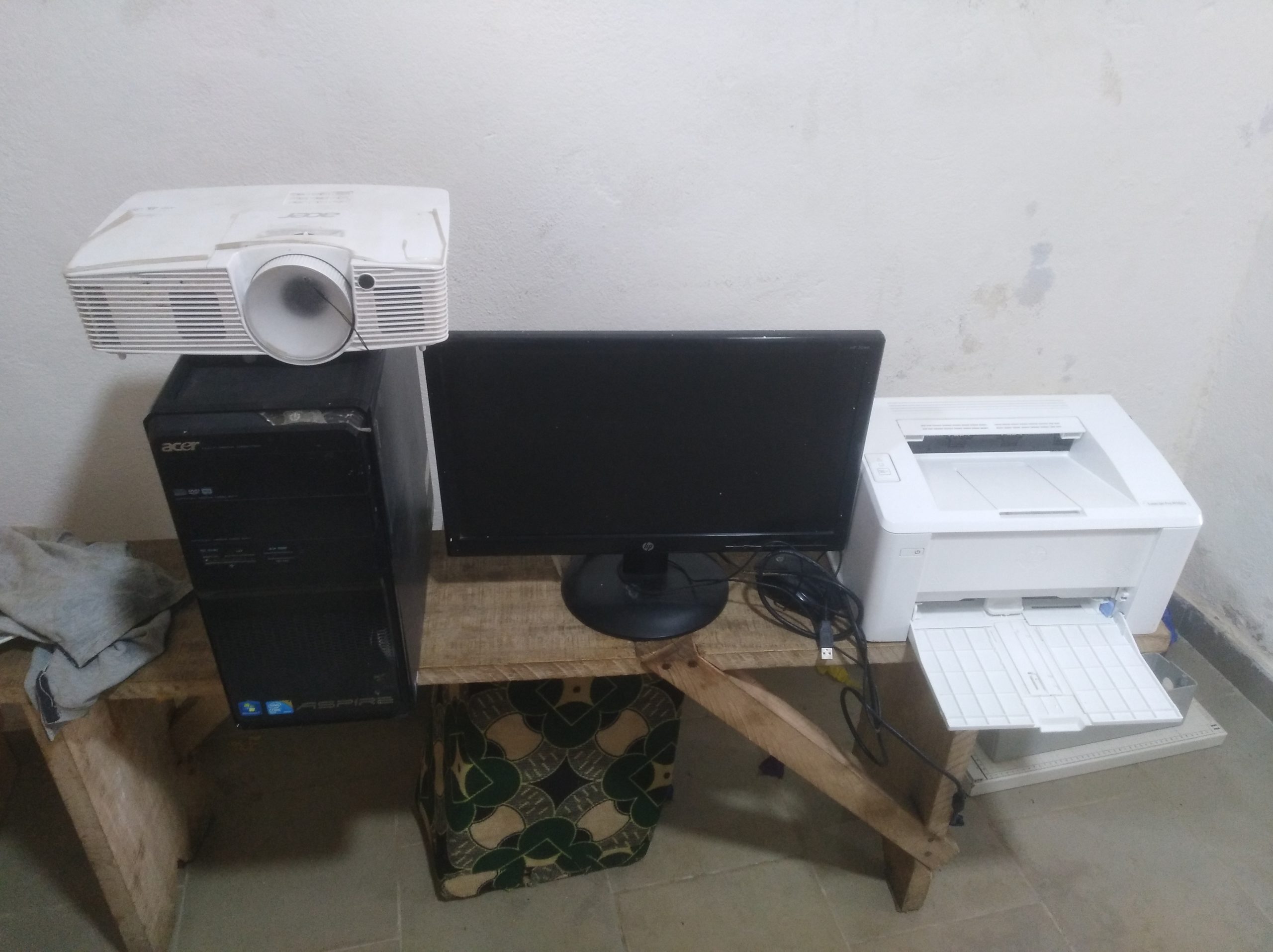 Ordinateur bureau dual, video projecteur, imprimante Laser BN