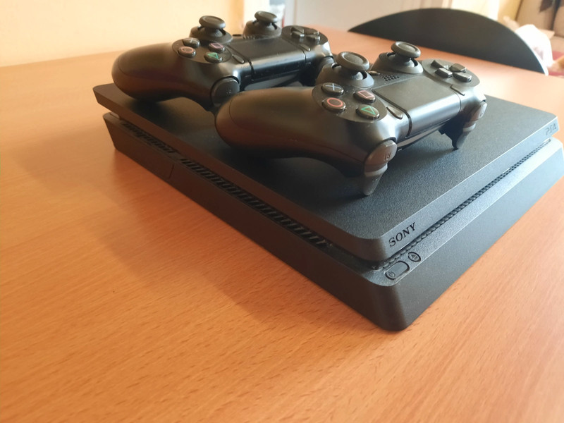 PS4 SLIM+7 JEUX 2 MAN ETTES