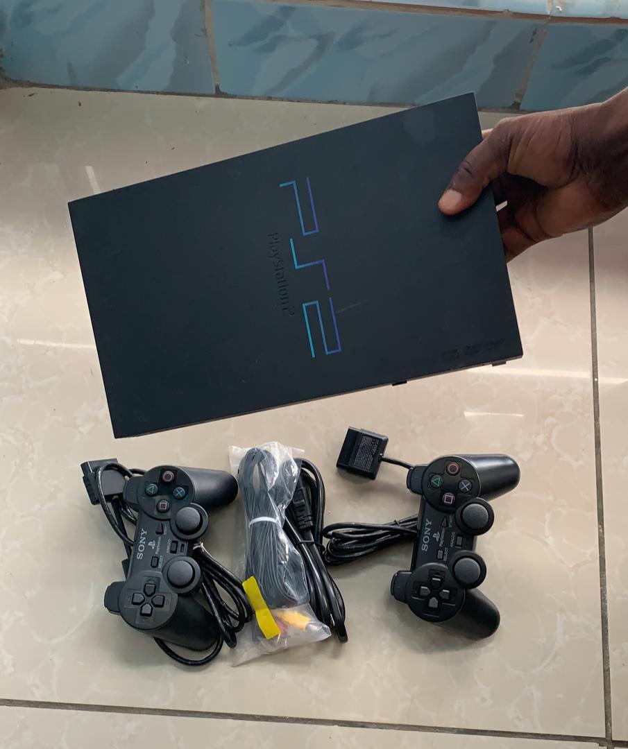 PS2+2 MANETTES 20JEUX