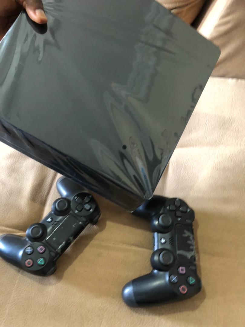 PS4/SLIME AVEC JEUX INCLU