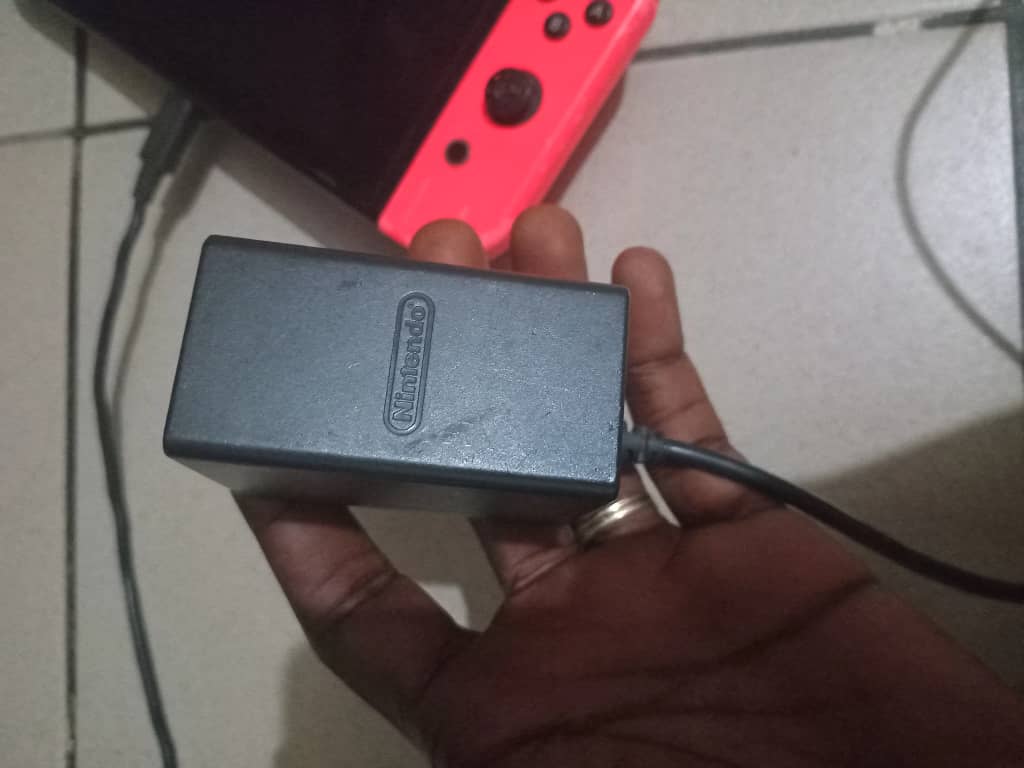Nintendo switch cracké avec 12 jeux et chargeur d’origine