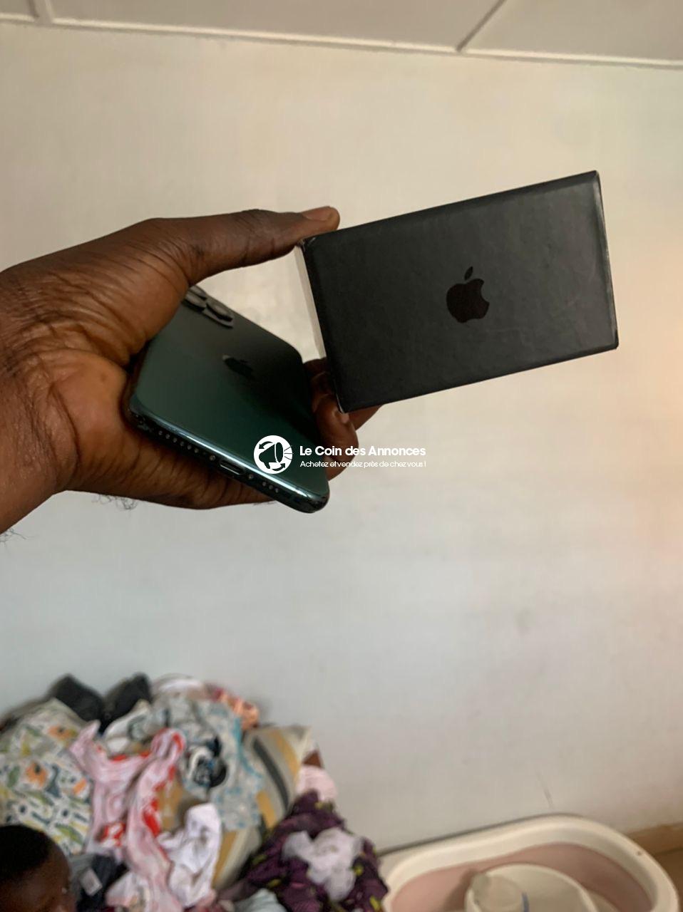 iPhone 11 Pro casi-neuf