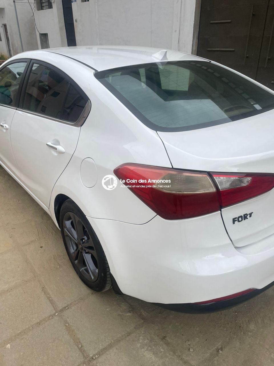 Voiture d’occasion super propre prix négociable