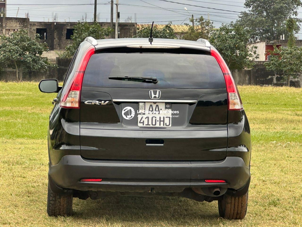 Superbe Honda Cr V4 année 2014 très propre 8 millions à revoir