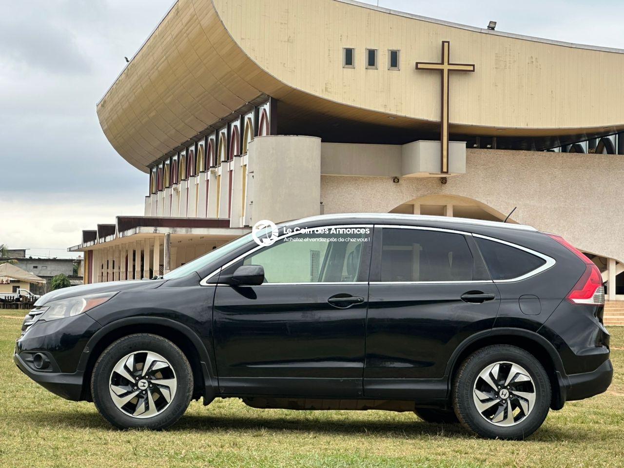 Superbe Honda Cr V4 année 2014 très propre 8 millions à revoir