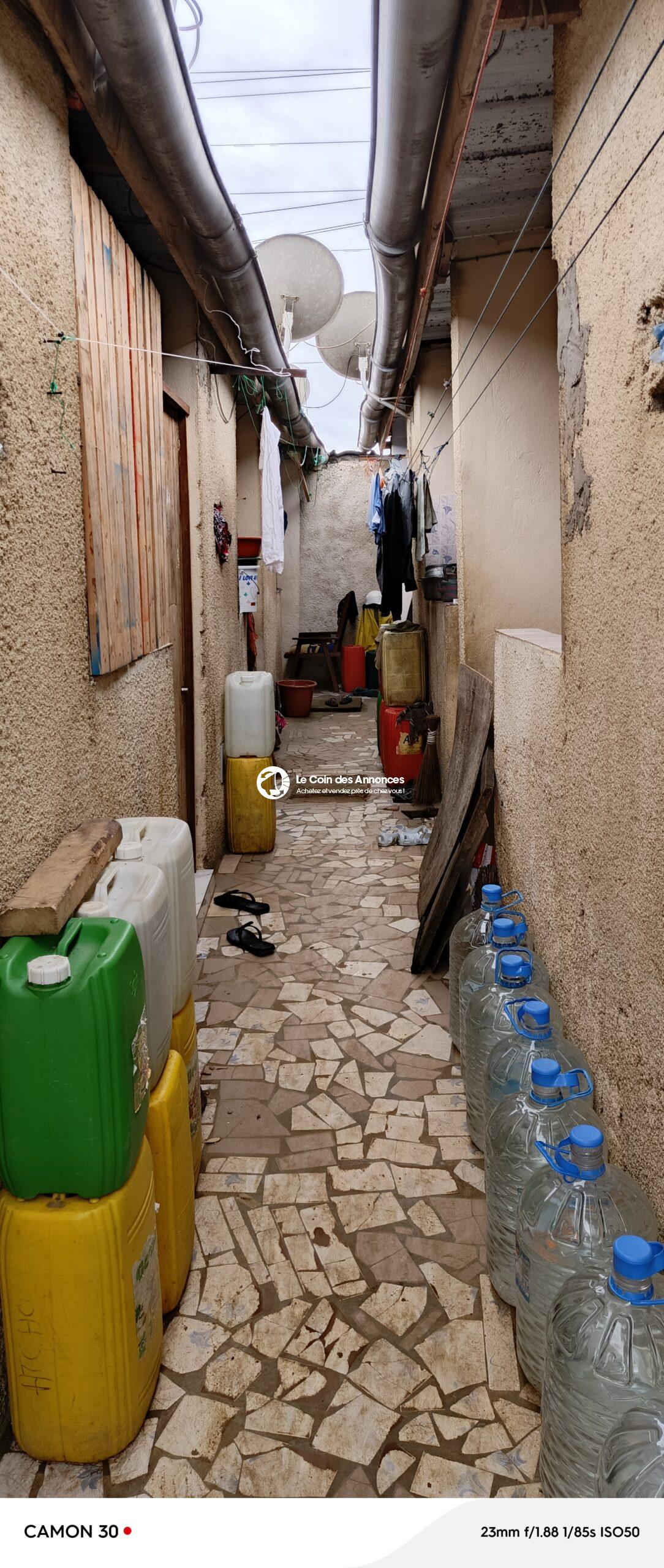 Cour commerciale de 11 portes à vendre