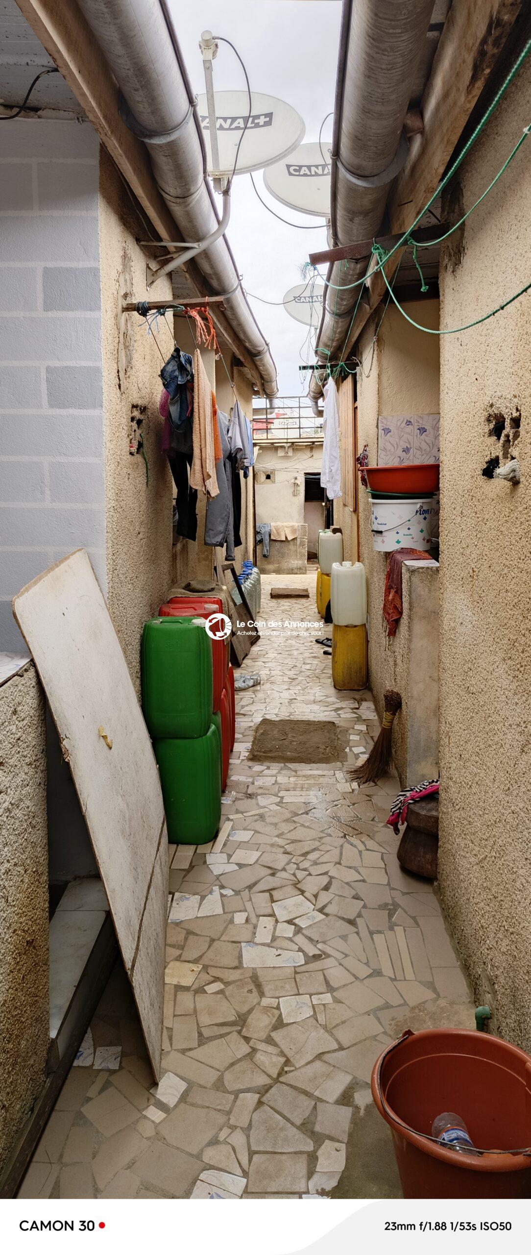 Cour commerciale de 11 portes à vendre