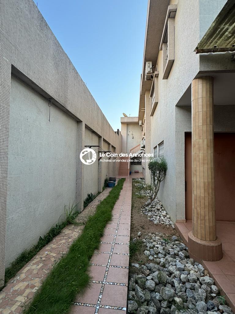 VILLA FONCTIONNELLE A VENDRE /DEUX PLATEAUX LES PERLES