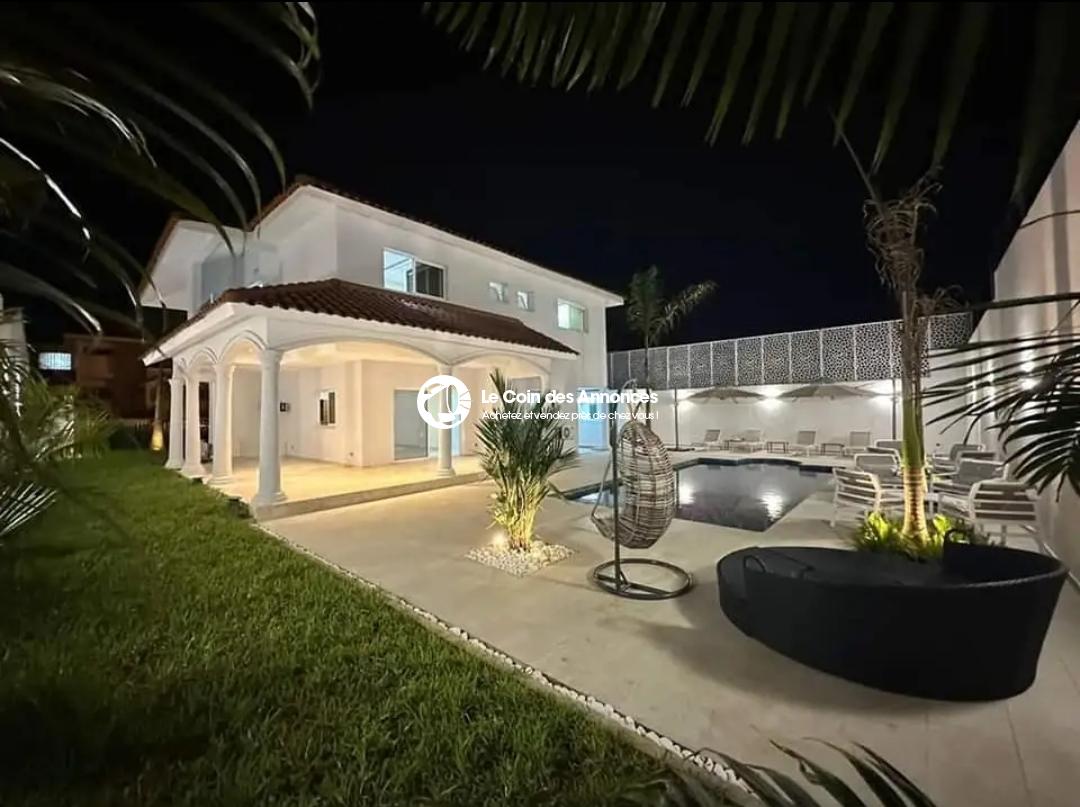 Cocody abatta en vente une duplex de 6pieces avec une piscine