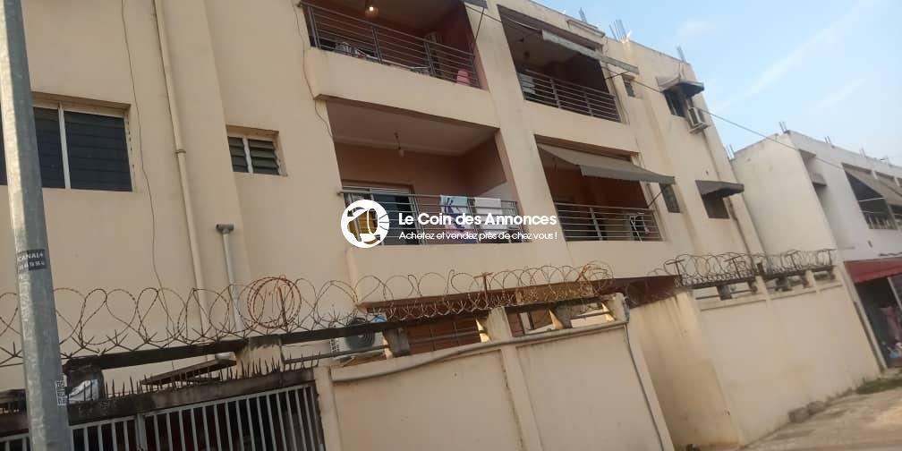Un immeuble R +2 en vente Cocody angre nouveau chu