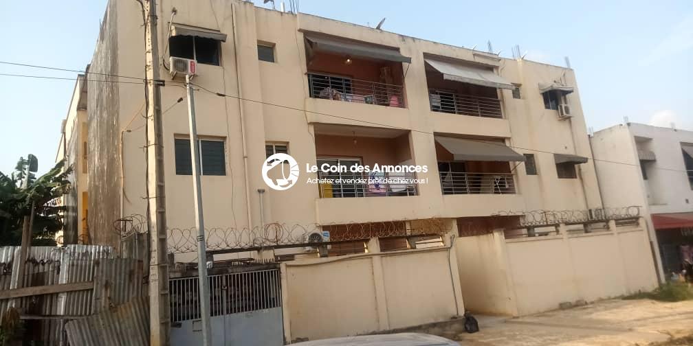 Un immeuble R +2 en vente Cocody angre nouveau chu