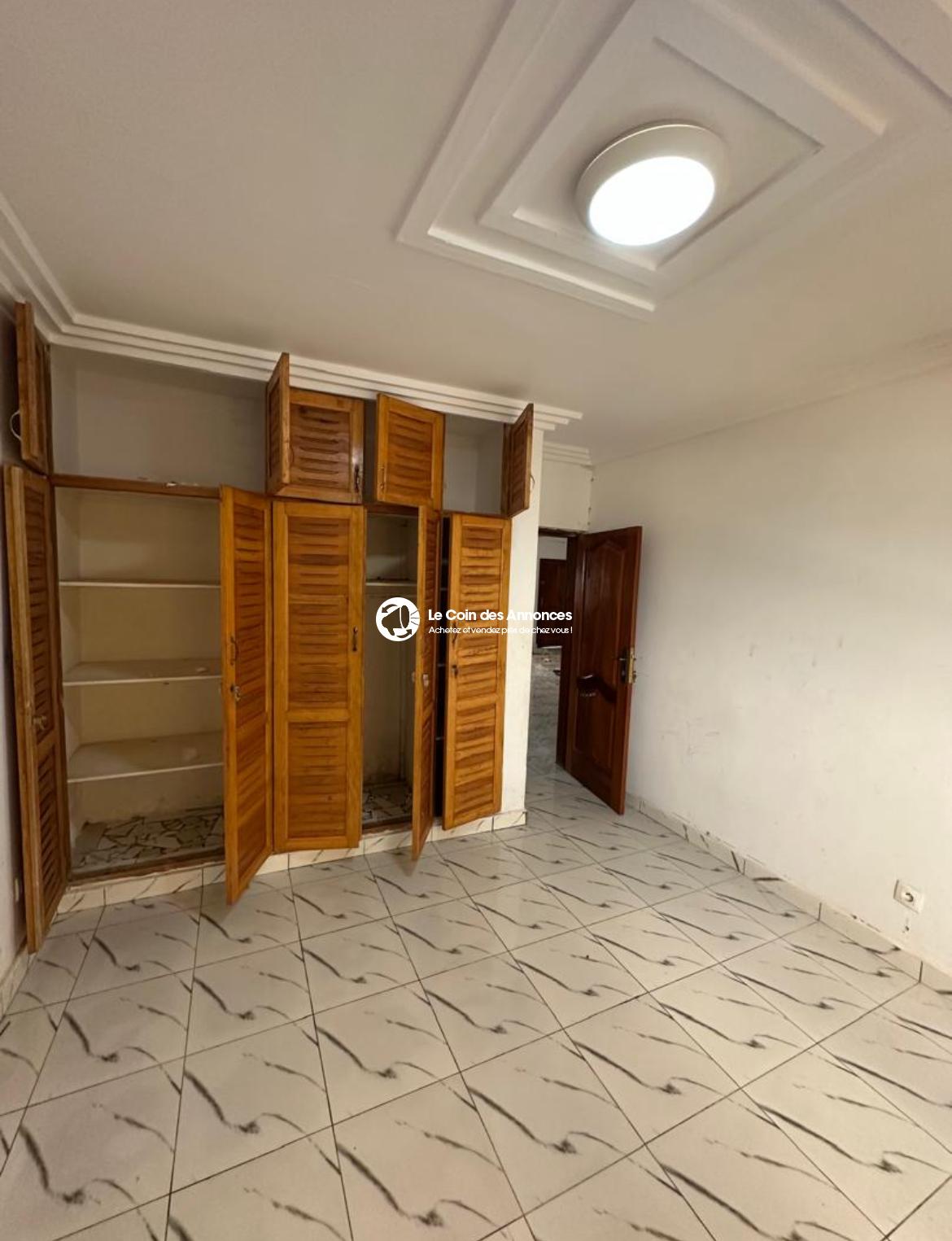 Bingerville château ( 3 pièces à l’étage )