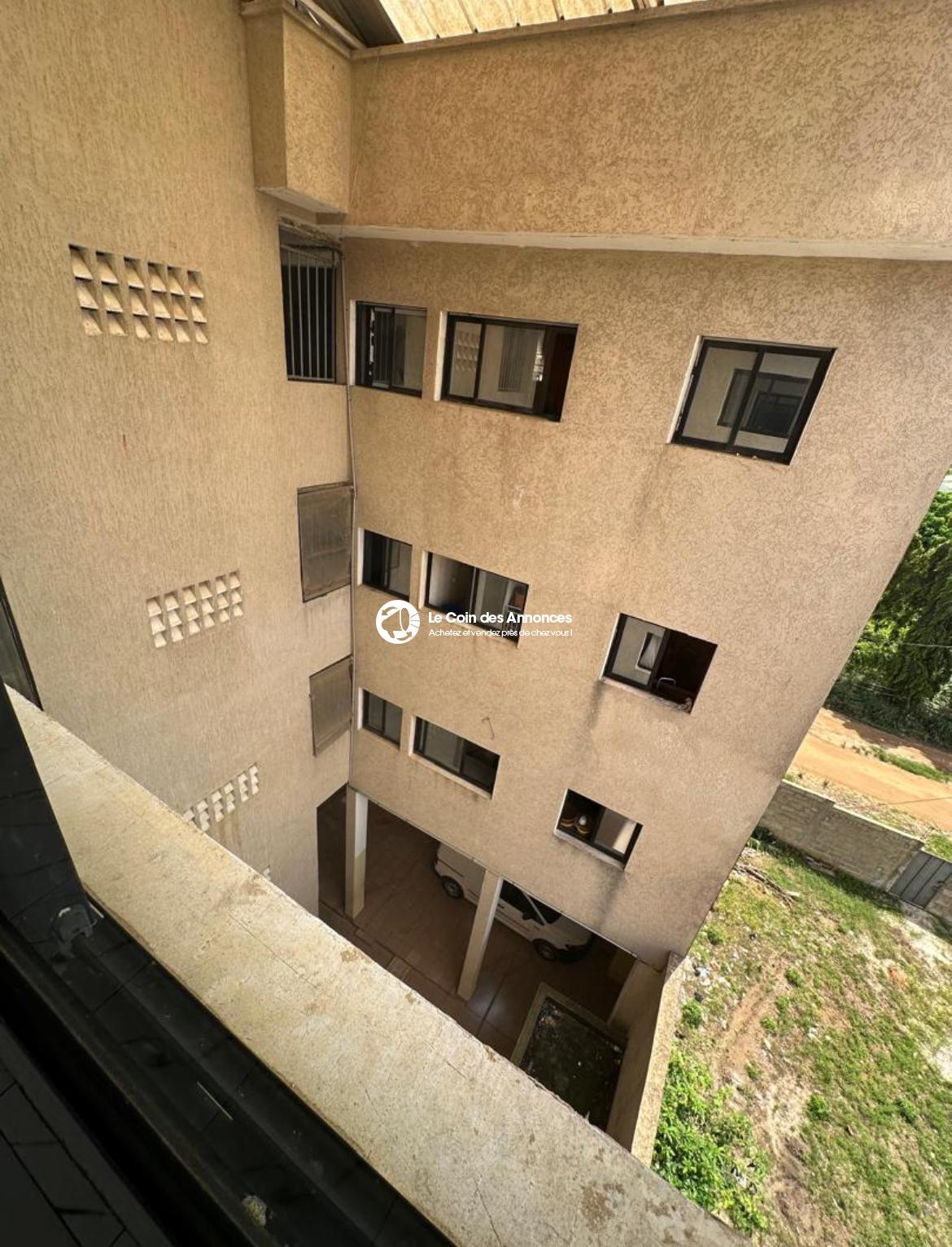 Bingerville château ( 3 pièces à l’étage )