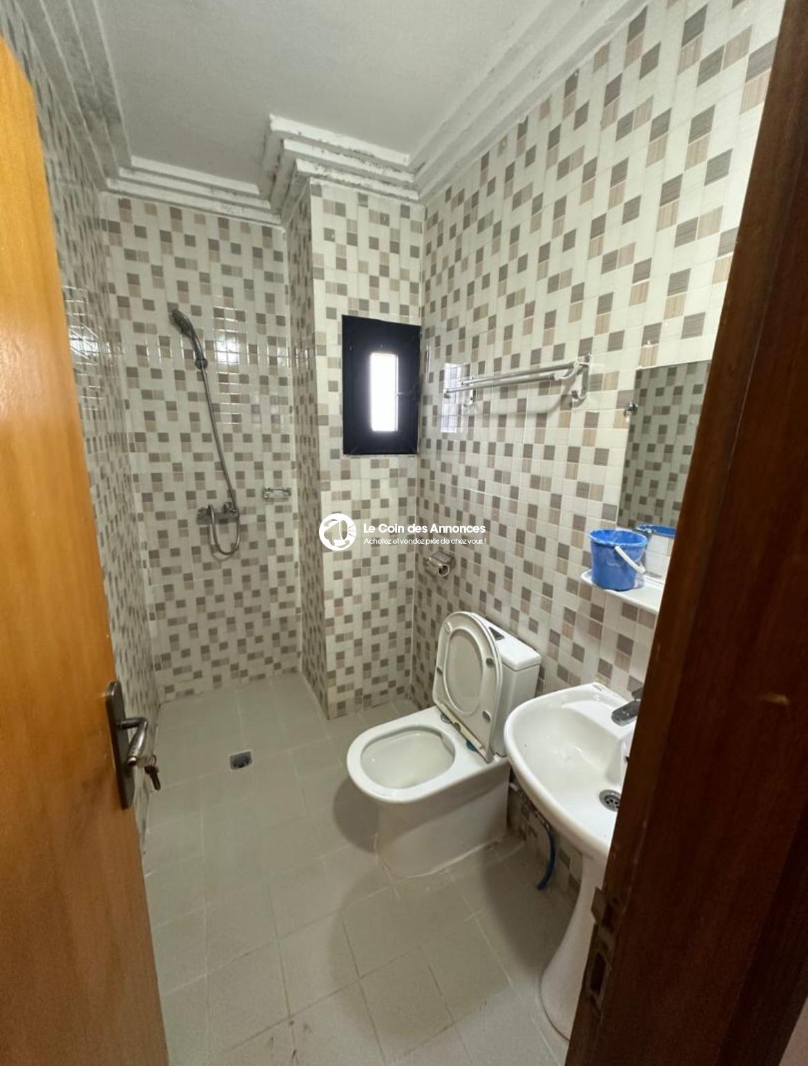 Bingerville château ( 3 pièces à l’étage )