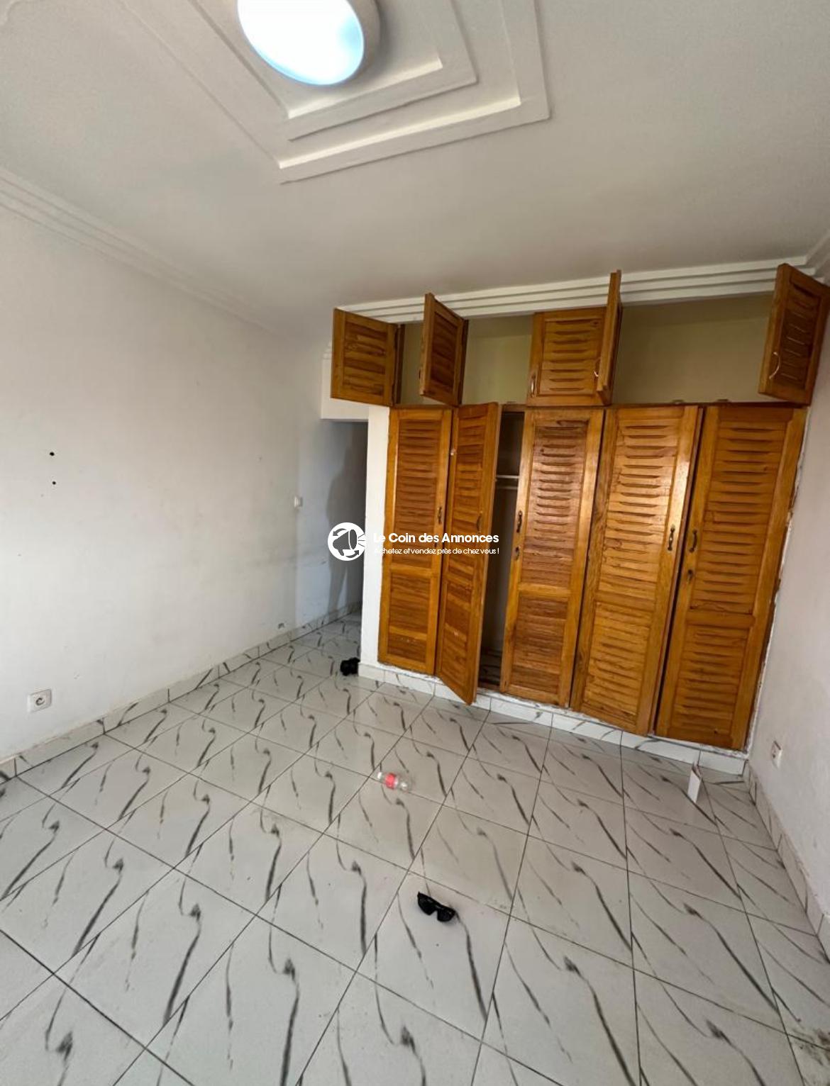 Bingerville château ( 3 pièces à l’étage )