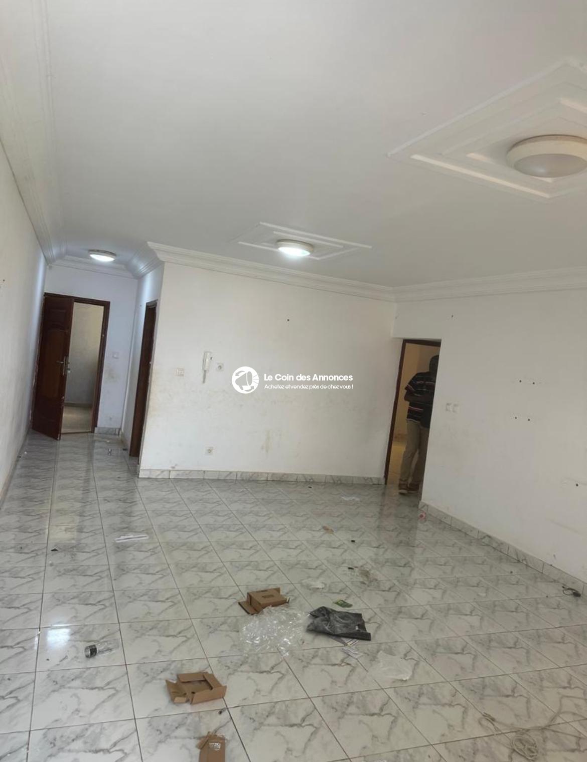 Bingerville château ( 3 pièces à l’étage )