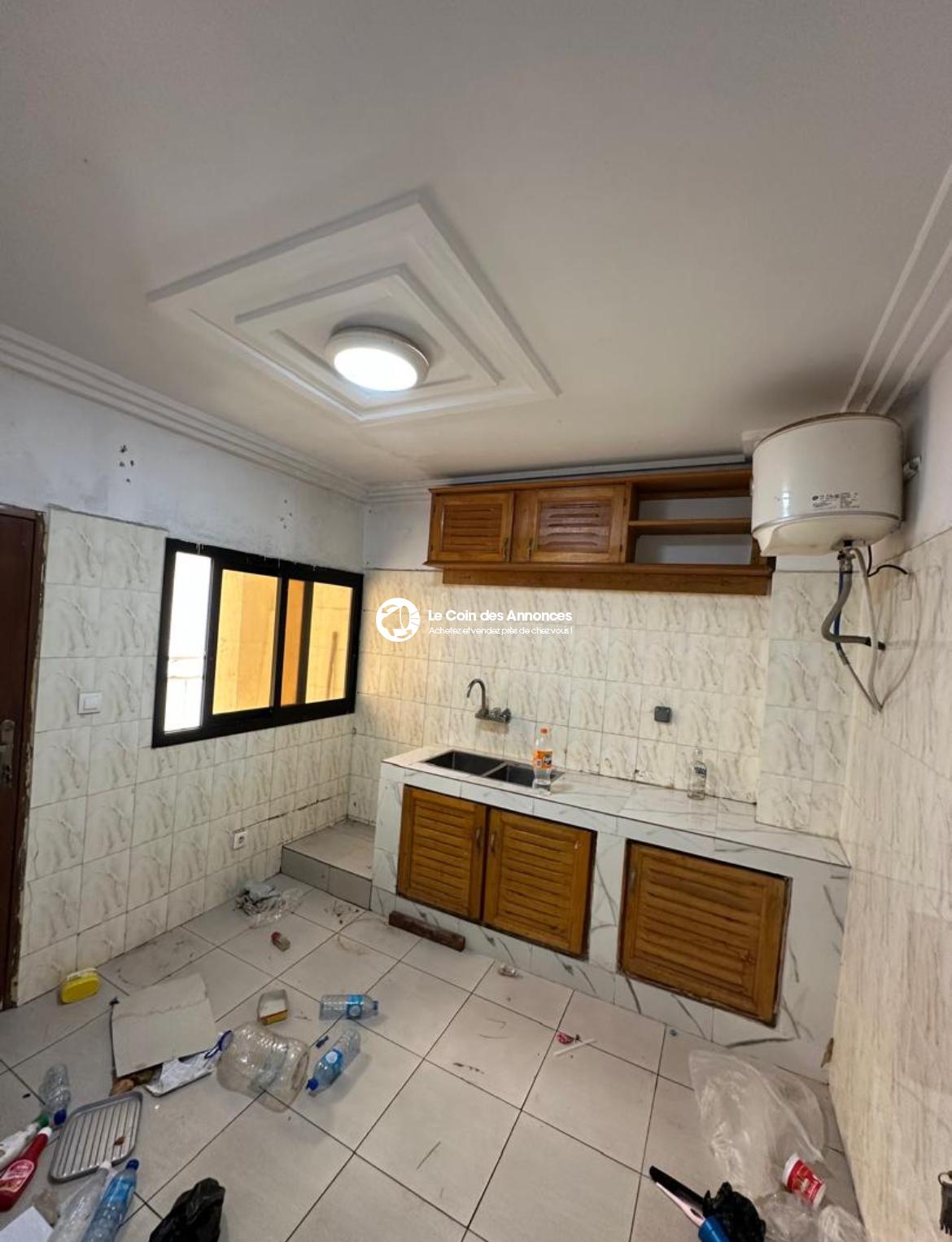 Bingerville château ( 3 pièces à l’étage )