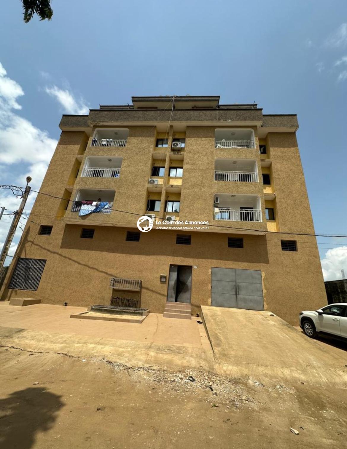 Bingerville château ( 3 pièces à l’étage )