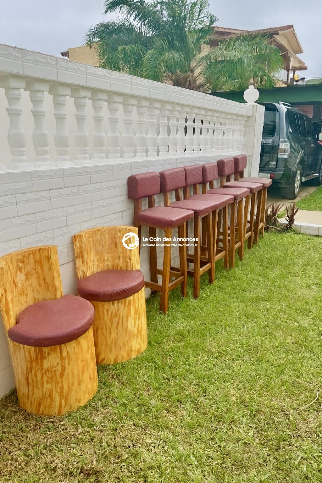 Ensemble mobilier d’occasion restaurant/bar – 12 tabourets, 4 chaises, 6 tables, 2 banquettes – 500 000 FCFA à débattre