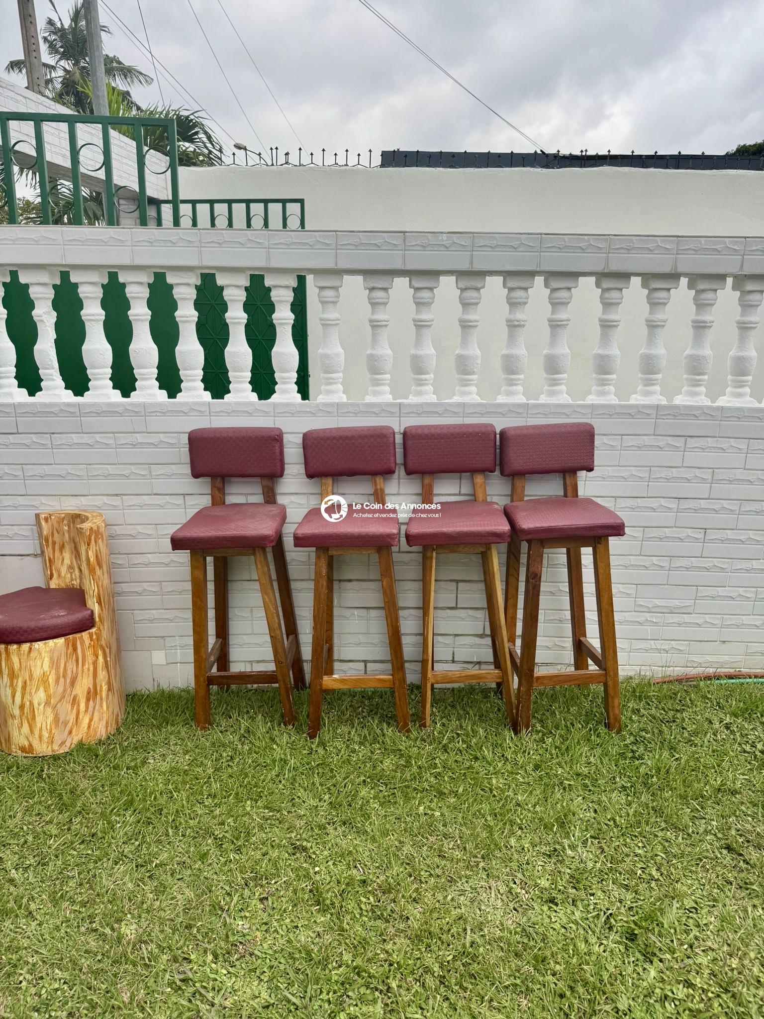 Ensemble mobilier d’occasion restaurant/bar – 12 tabourets, 4 chaises, 6 tables, 2 banquettes – 500 000 FCFA à débattre
