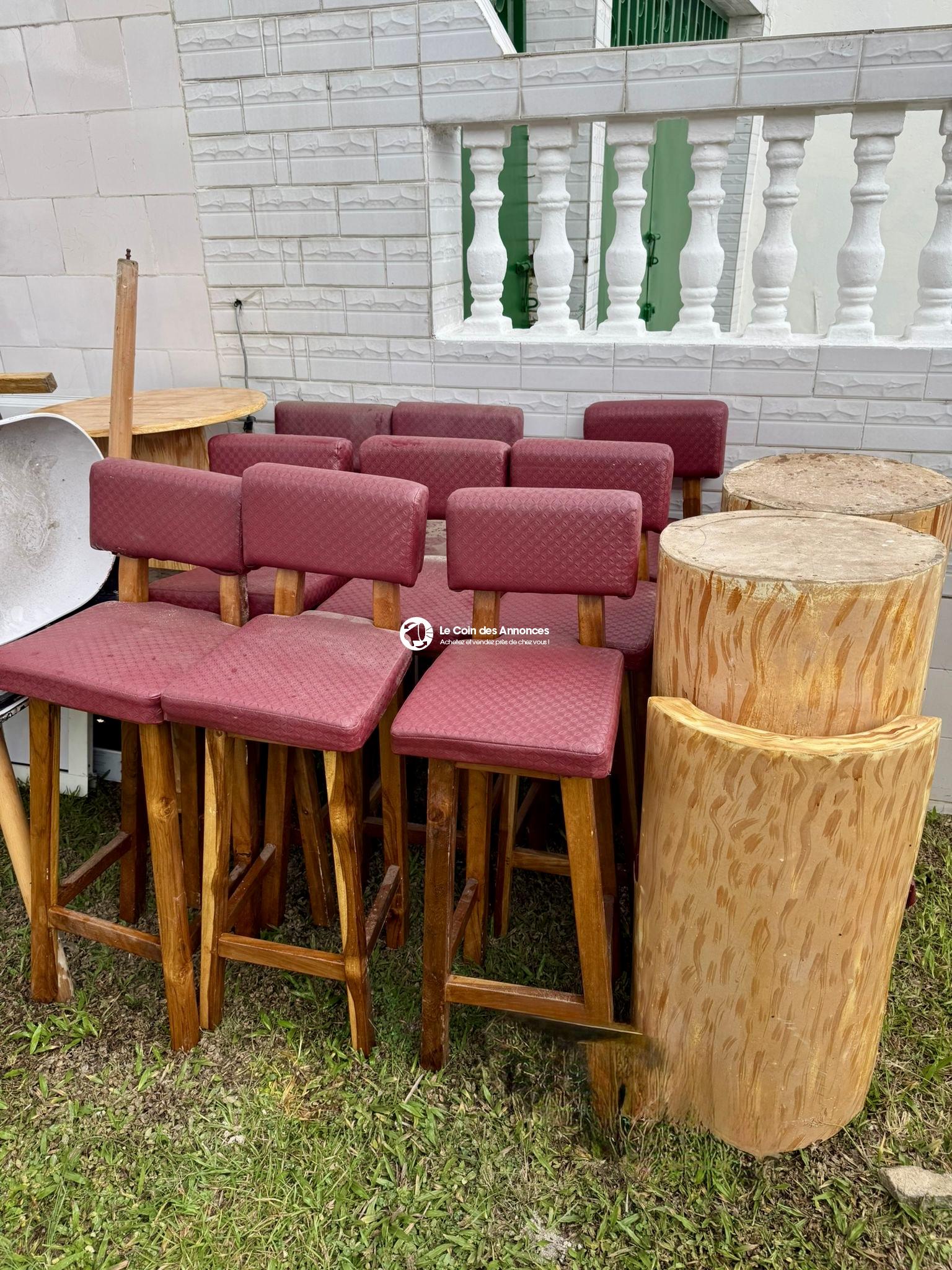 Ensemble mobilier d’occasion restaurant/bar – 12 tabourets, 4 chaises, 6 tables, 2 banquettes – 500 000 FCFA à débattre