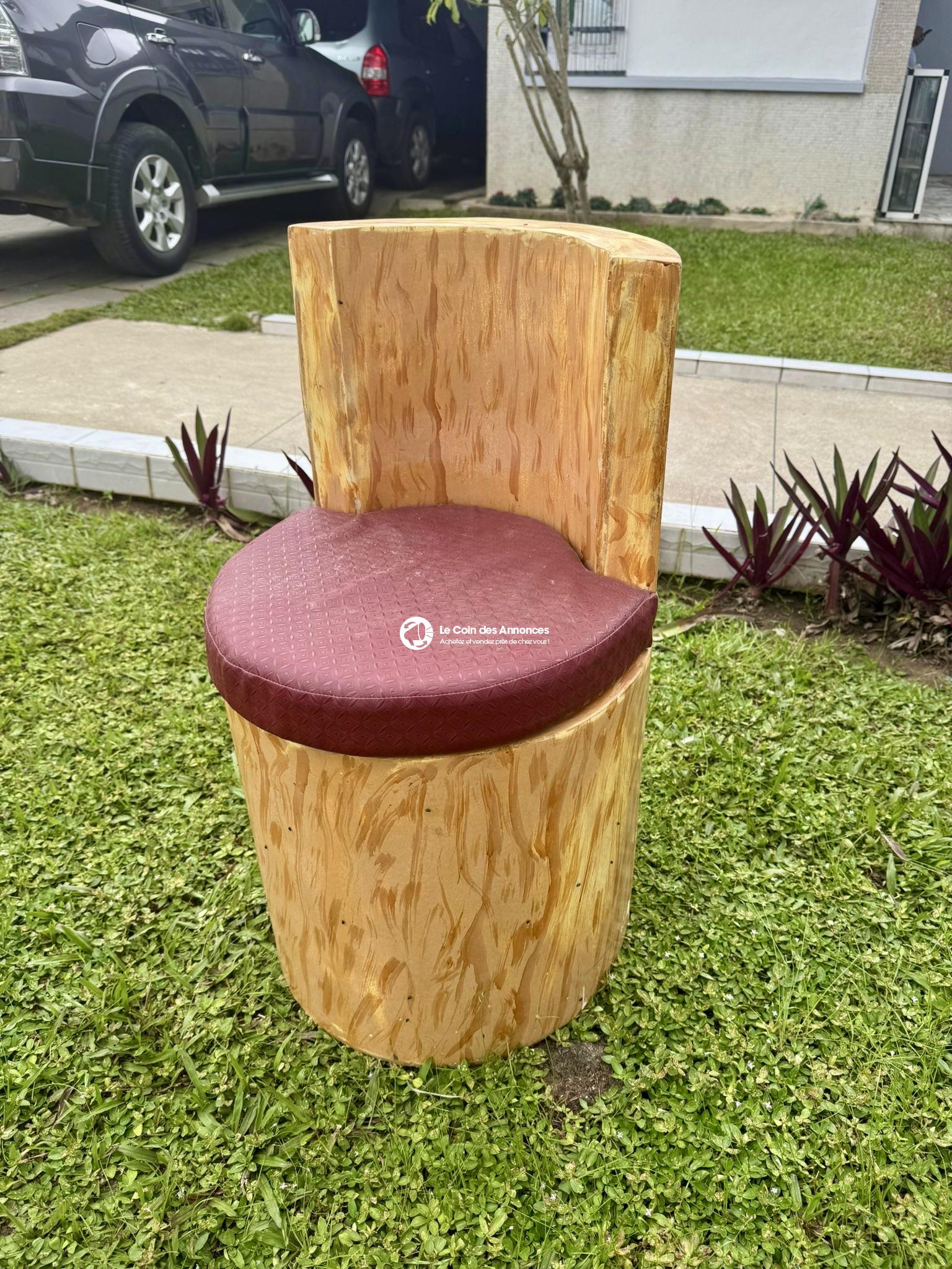 Ensemble mobilier d’occasion restaurant/bar – 12 tabourets, 4 chaises, 6 tables, 2 banquettes – 500 000 FCFA à débattre