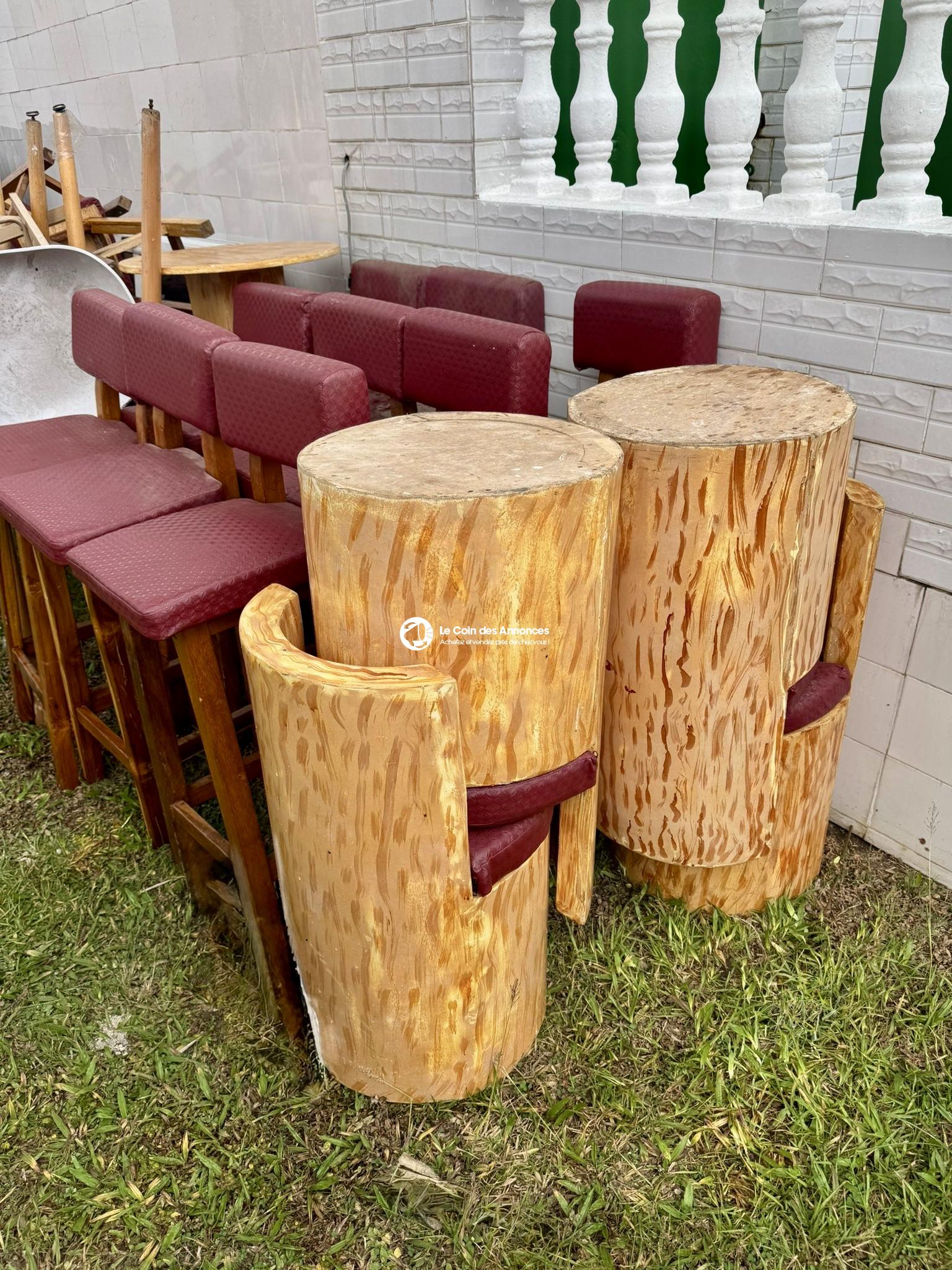 Ensemble mobilier d’occasion restaurant/bar – 12 tabourets, 4 chaises, 6 tables, 2 banquettes – 500 000 FCFA à débattre