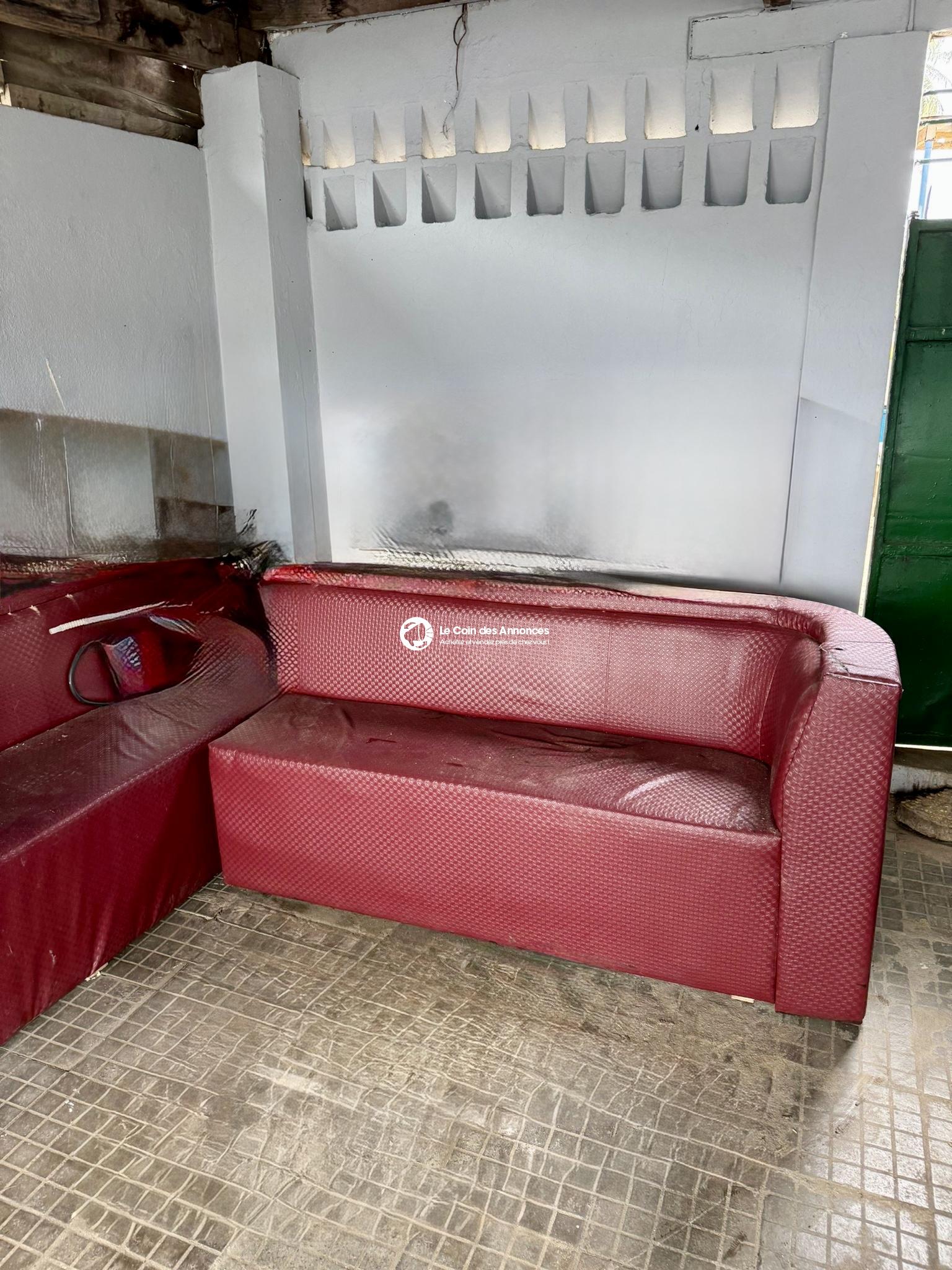 Ensemble mobilier d’occasion restaurant/bar – 12 tabourets, 4 chaises, 6 tables, 2 banquettes – 500 000 FCFA à débattre