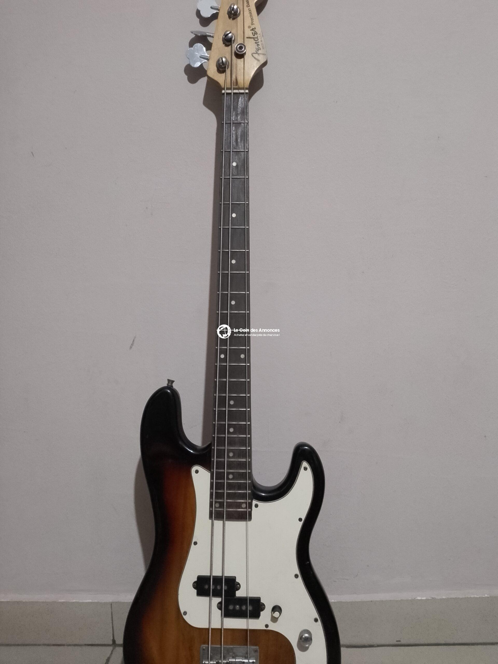 Guitare Basse (Fender) + Ampli (Roland) + Housse offerte